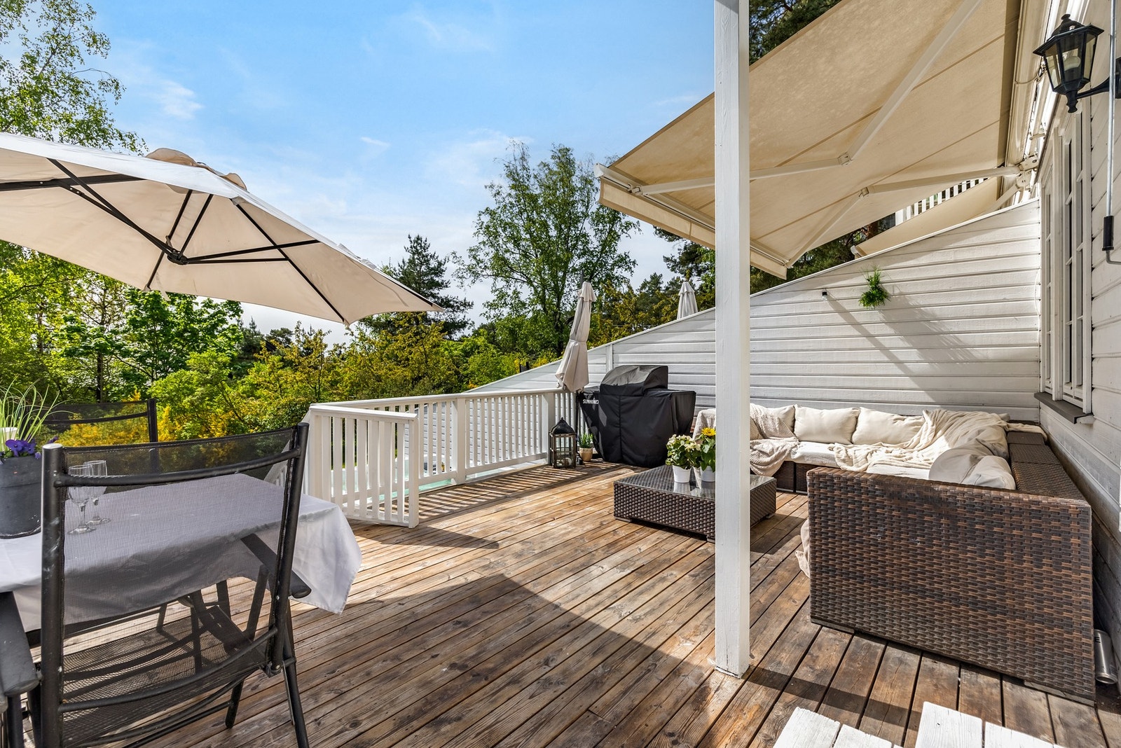 Lun og solrik veranda på 28 kvm med god plass til utemøblement Galleribilde