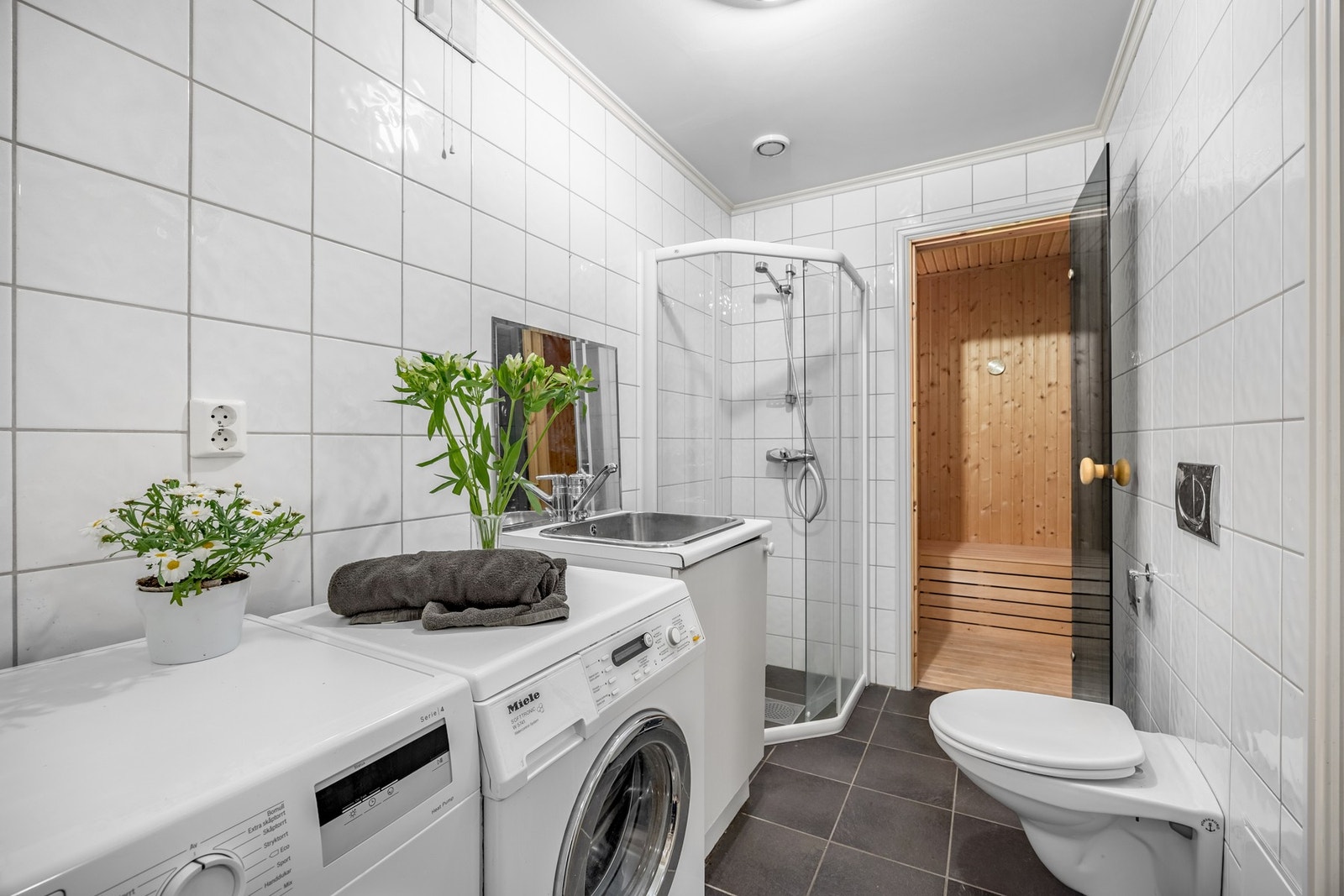 Bad i kjeller med gulvvarme og vegghengt klosett | Opplegg til vaskemaskin og tørketrommel Galleribilde