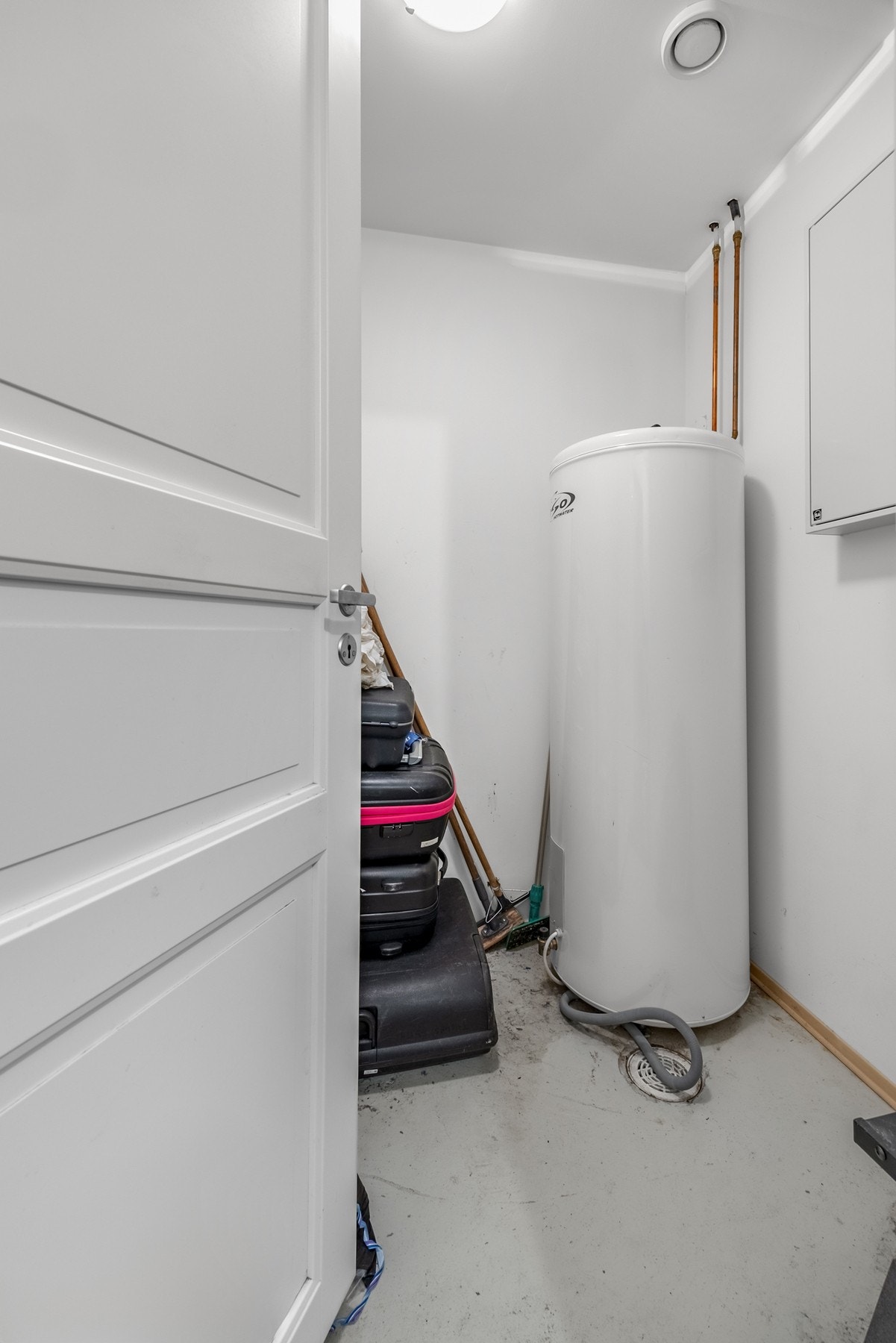 Teknisk rom med varmtvannsbereder Galleribilde