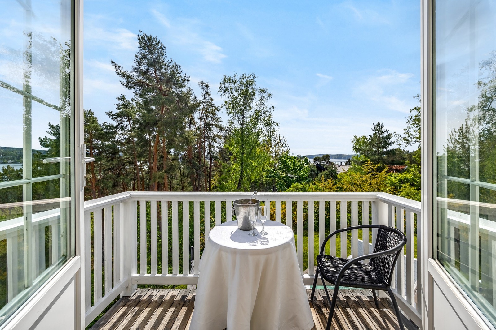 Fra soverom 1 er det utgang til en solrik balkong på 3 kvm Galleribilde