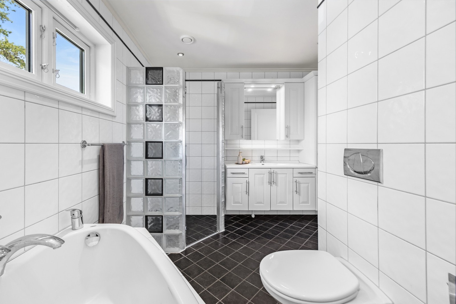 Romslig servantskap med lagringsplass Galleribilde