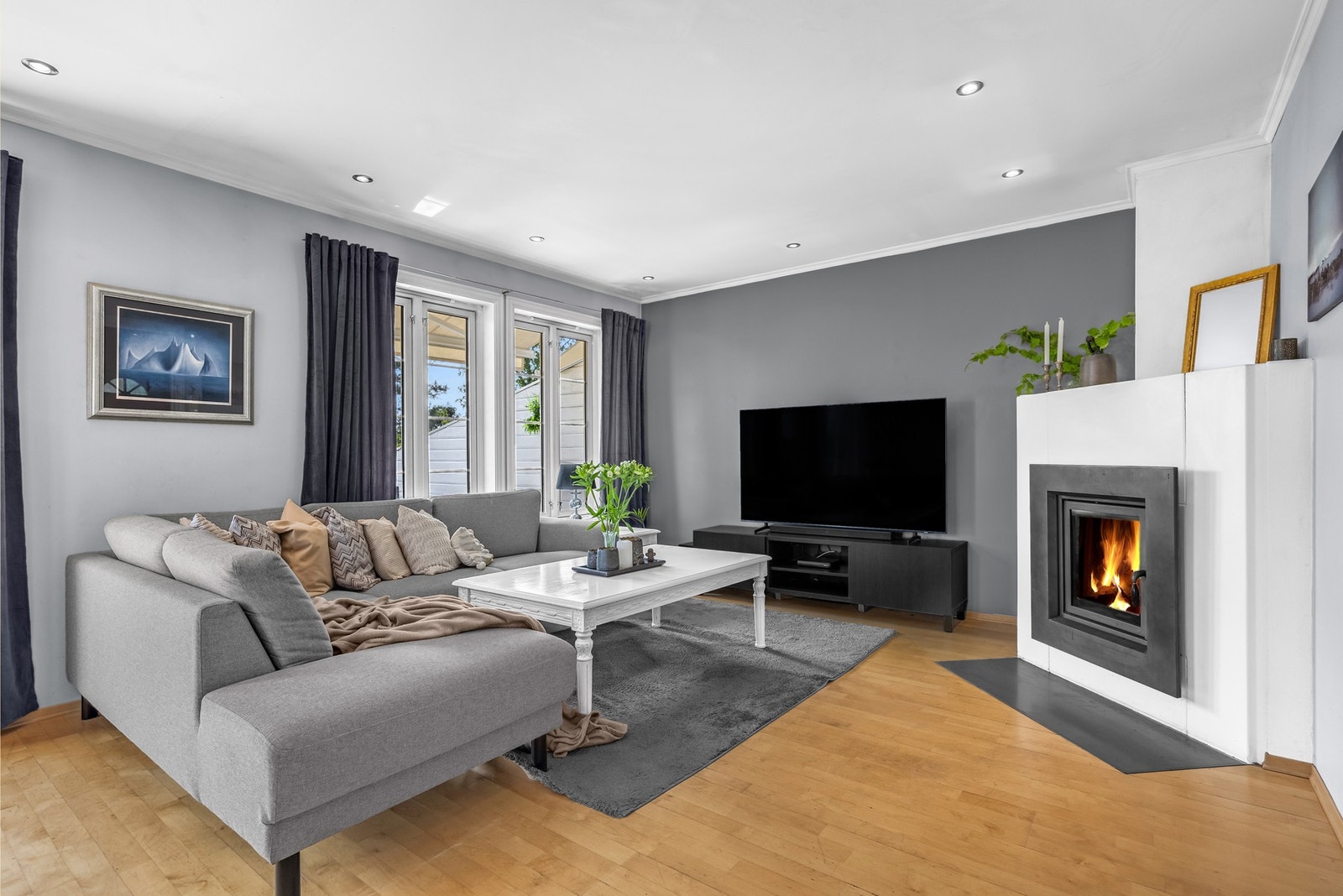 Effektiv peis med varmeffekt inntil 14000 watt i stuen Galleribilde