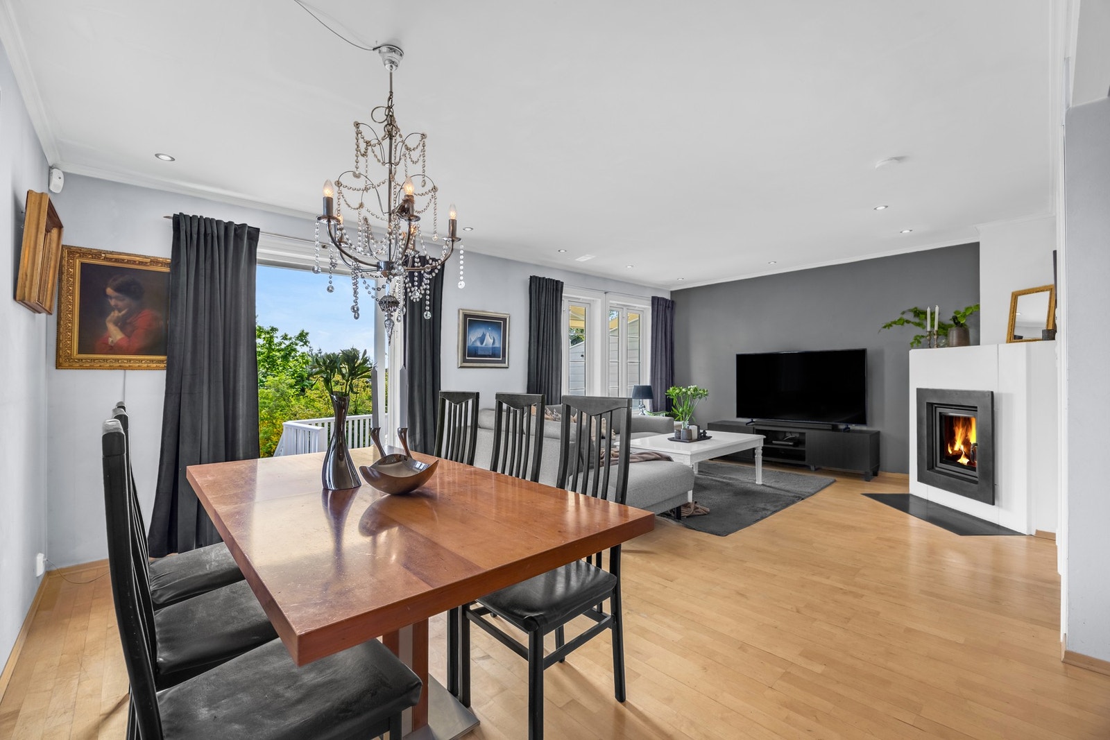 Stue med god plass til spisebord, sofa og tv-møblement Galleribilde