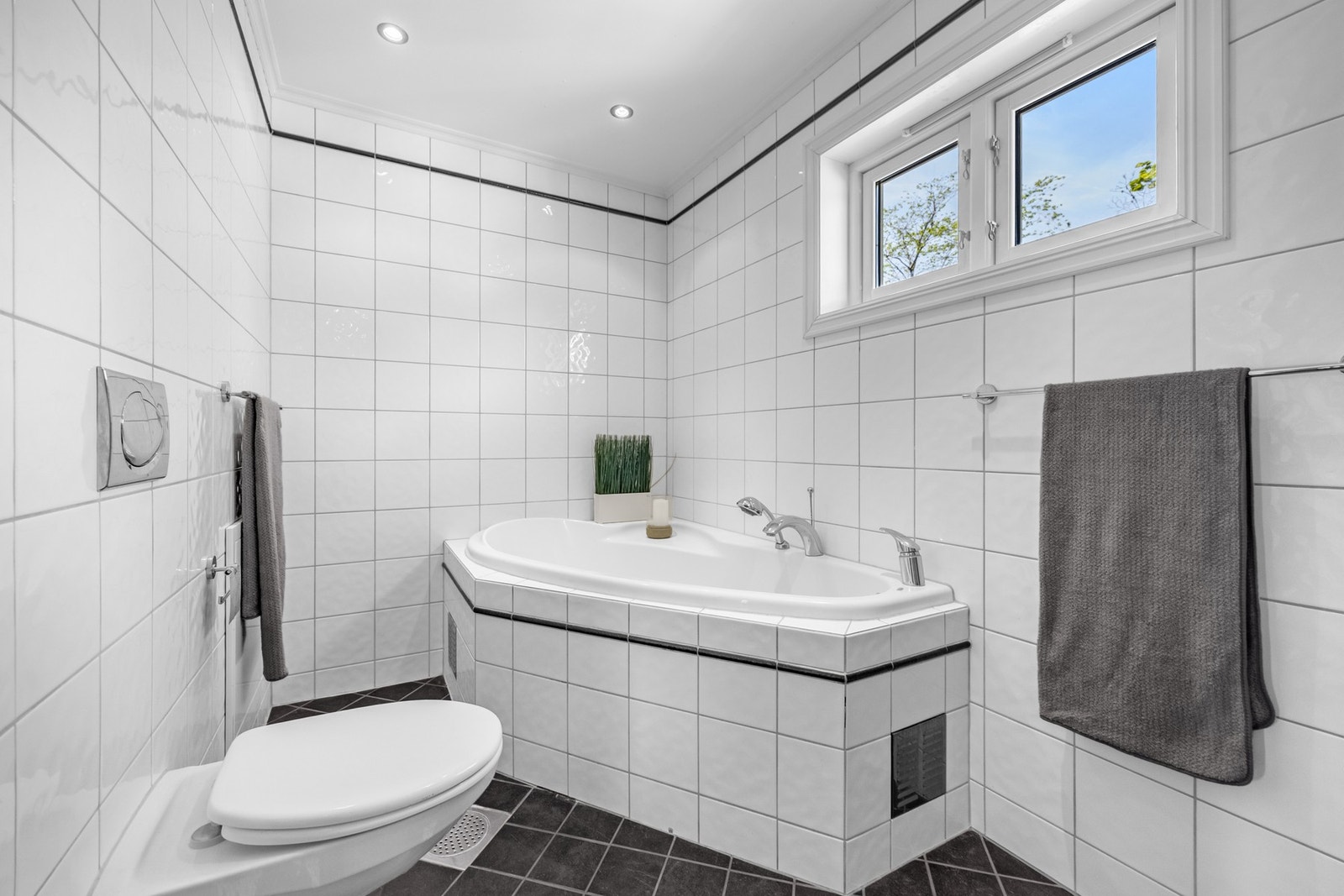 Innfliset badekar og vegghengt klosett | Varmekabler i gulv Galleribilde