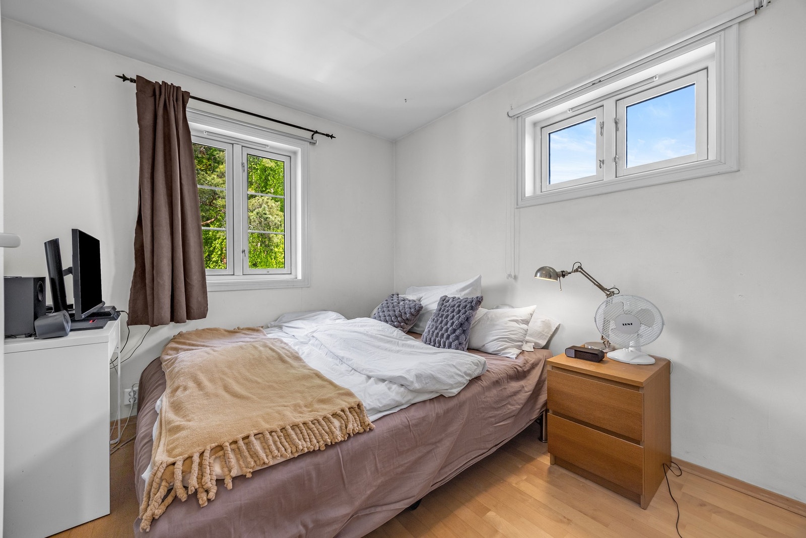 Soverom 2 med garderobeskap og plass til dobbeltseng Galleribilde