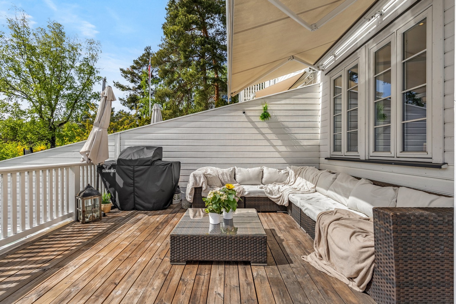 Motorisert markise på veranda Galleribilde