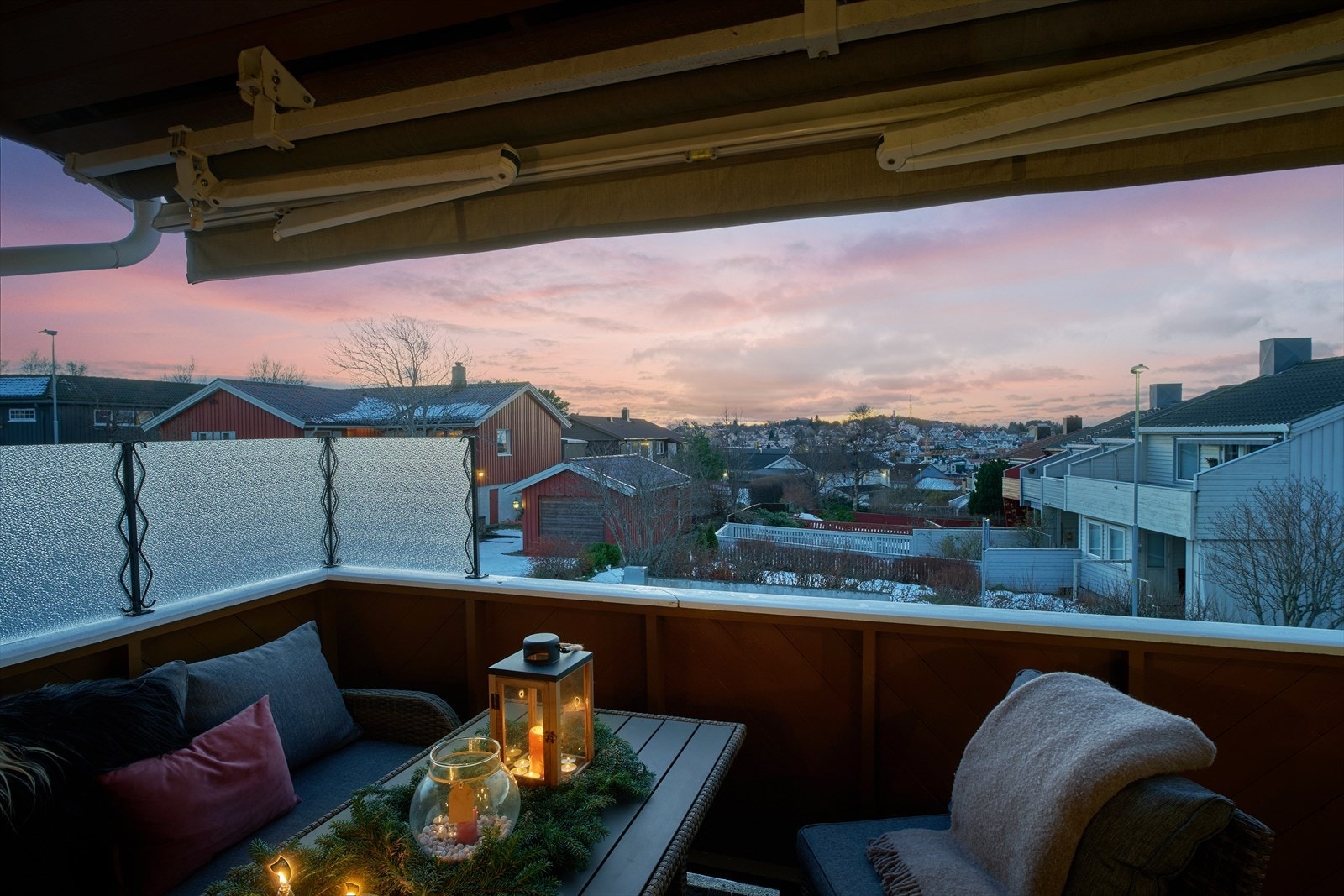 Fra verandaen har man åpen utsikt mot nærområdet og Kirklandet. Galleribilde