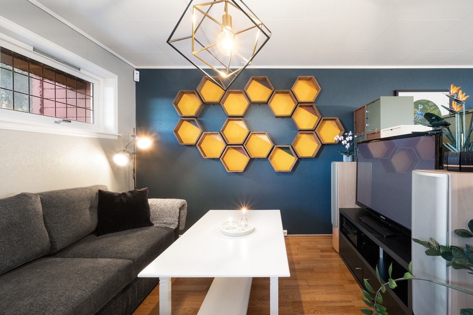 En romdeler deler stuen, og man har plass til egen sone for tv og avslapning. Galleribilde