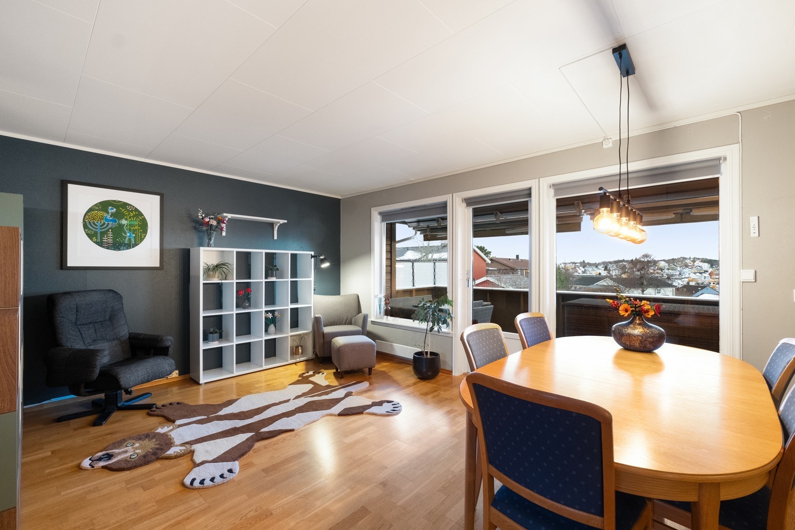 Boligen ligger høyt, med utsikt vestover mot Kirklandet. Utgang fra stue til vestvendt veranda. Galleribilde