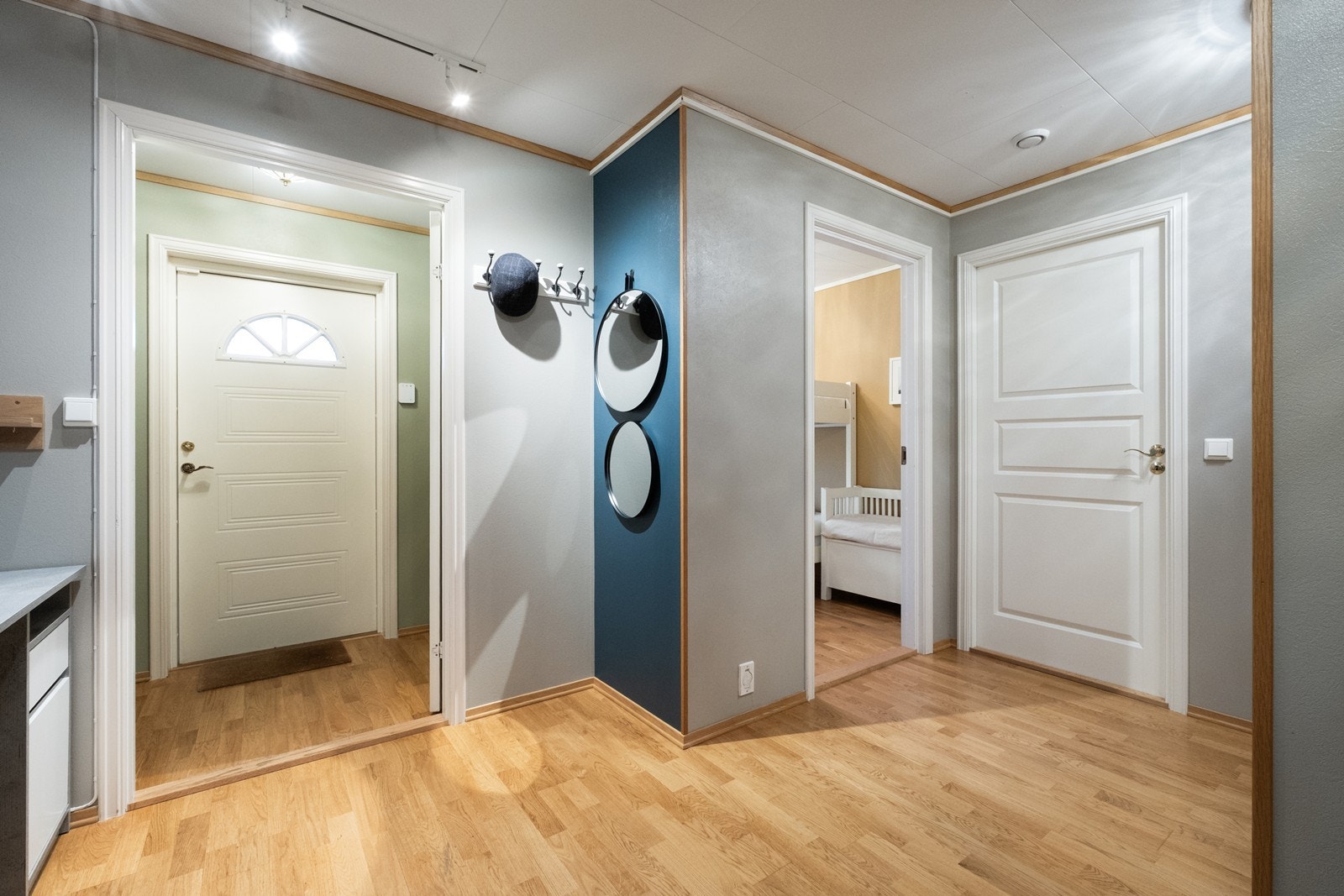 Fra entrè i 1. etg. kommer man rett inn i trappehall og gang som tar deg videre til to soverom og bad. Galleribilde