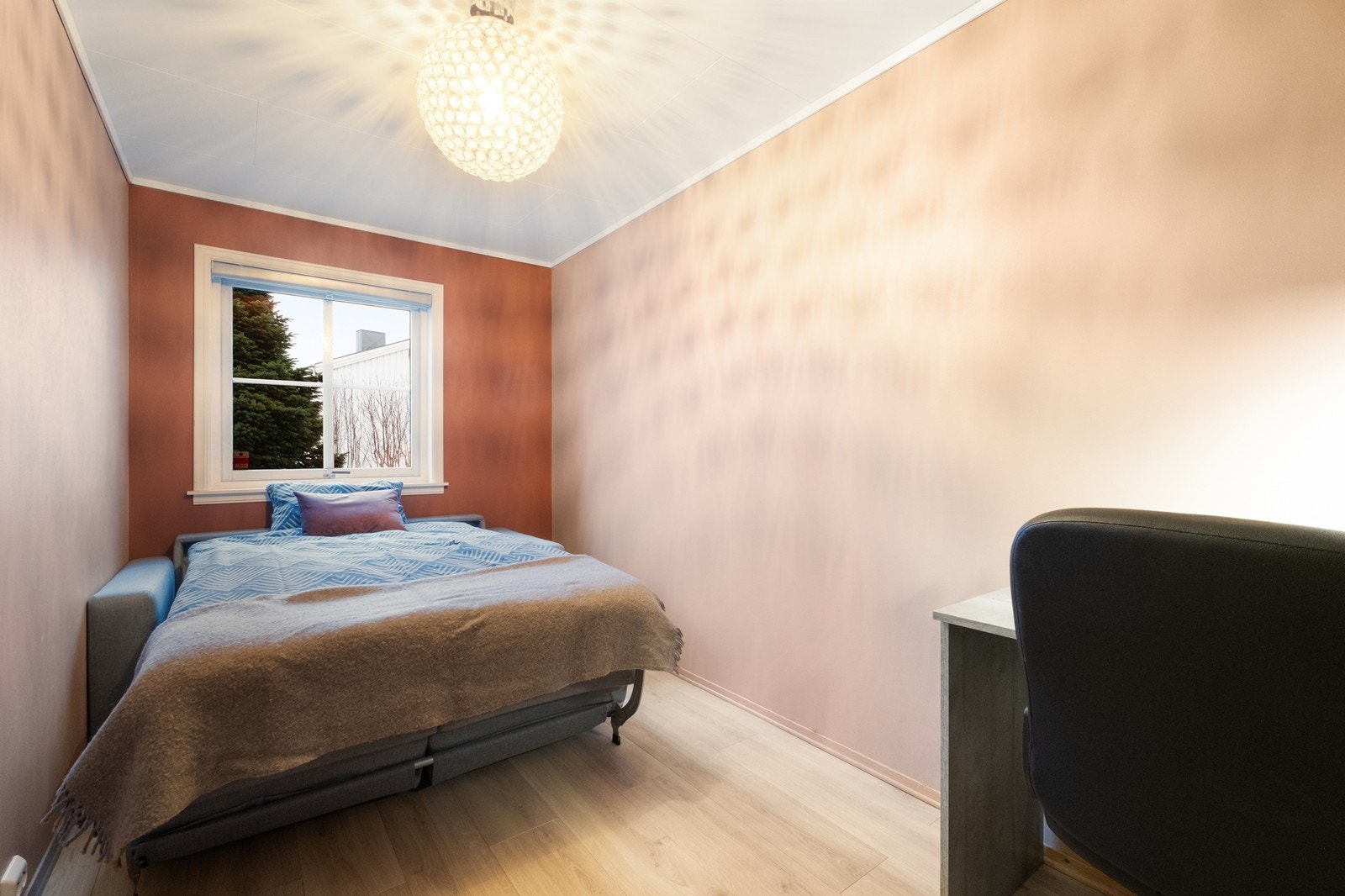 Soverom 2 er lengre og man har plass til både seng/ sovesofa og arbeidspult. Galleribilde