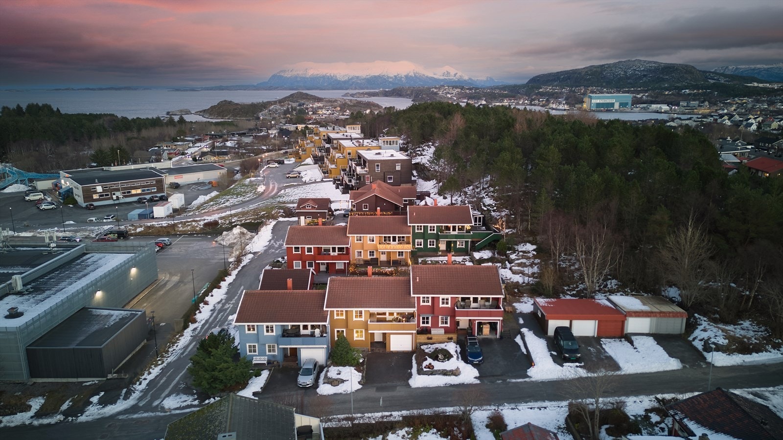 Dronebilde over området, med fasade vest i front. Galleribilde