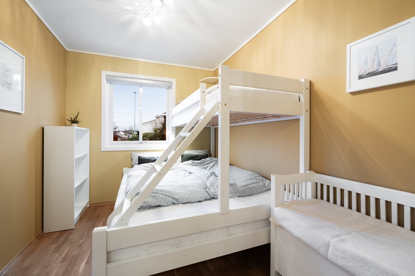 Soverom 1, romslig med plass til dobbelseng og køyseng. Galleribilde