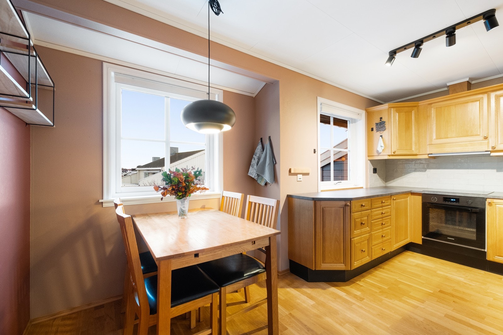 Plass til spisebord ved vinduet gir en naturlig spiseplass med utsyn og godt lysinnslipp. Galleribilde