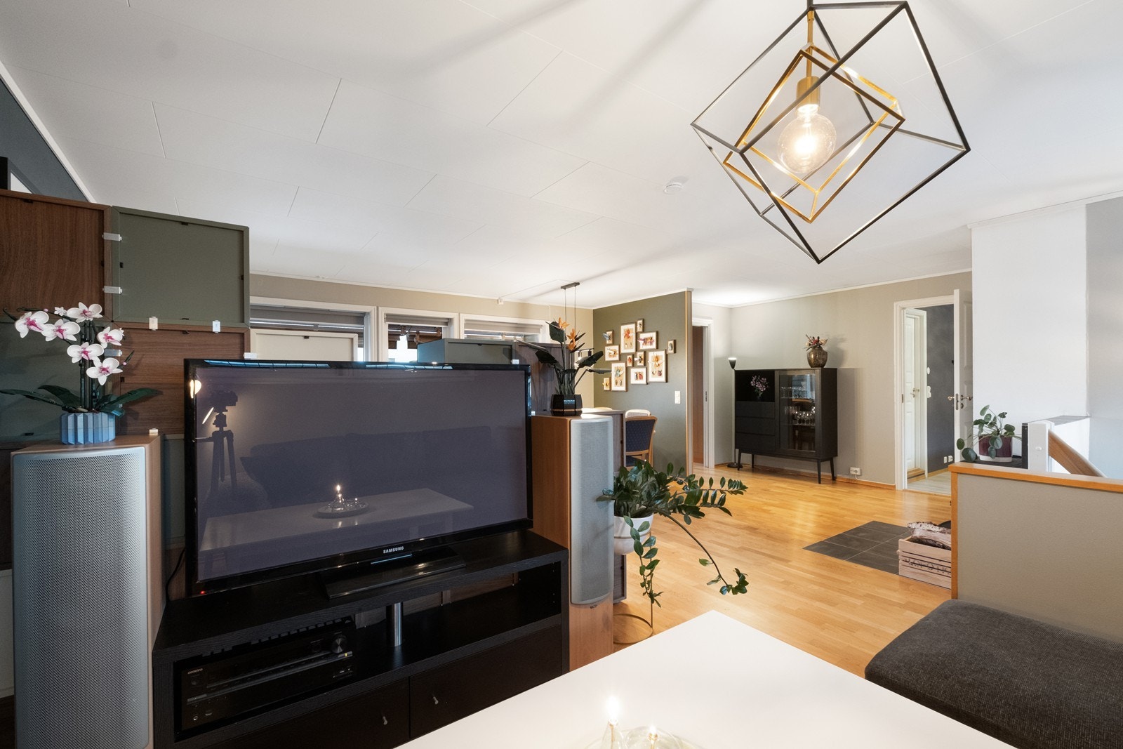 Den åpne løsningen gjør at man kan sitte tilbaktrukket, men samtidig ha god kontakt mot resten av stuen og mot kjøkkenet. Galleribilde