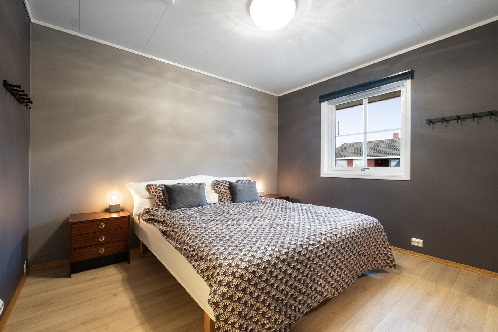 Det er ett soverom i 2. etasje, og det er stort og romslig, med god plass til dobbelseng. Galleribilde