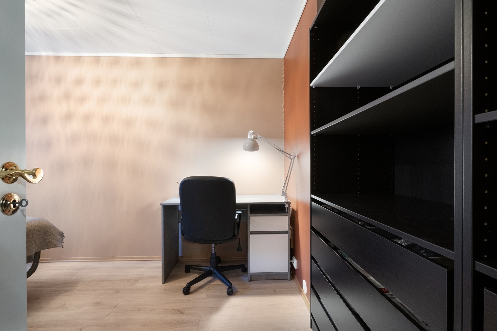 På soverom 2 er det montert hyller og skuffer for praktisk oppbevaring. Galleribilde