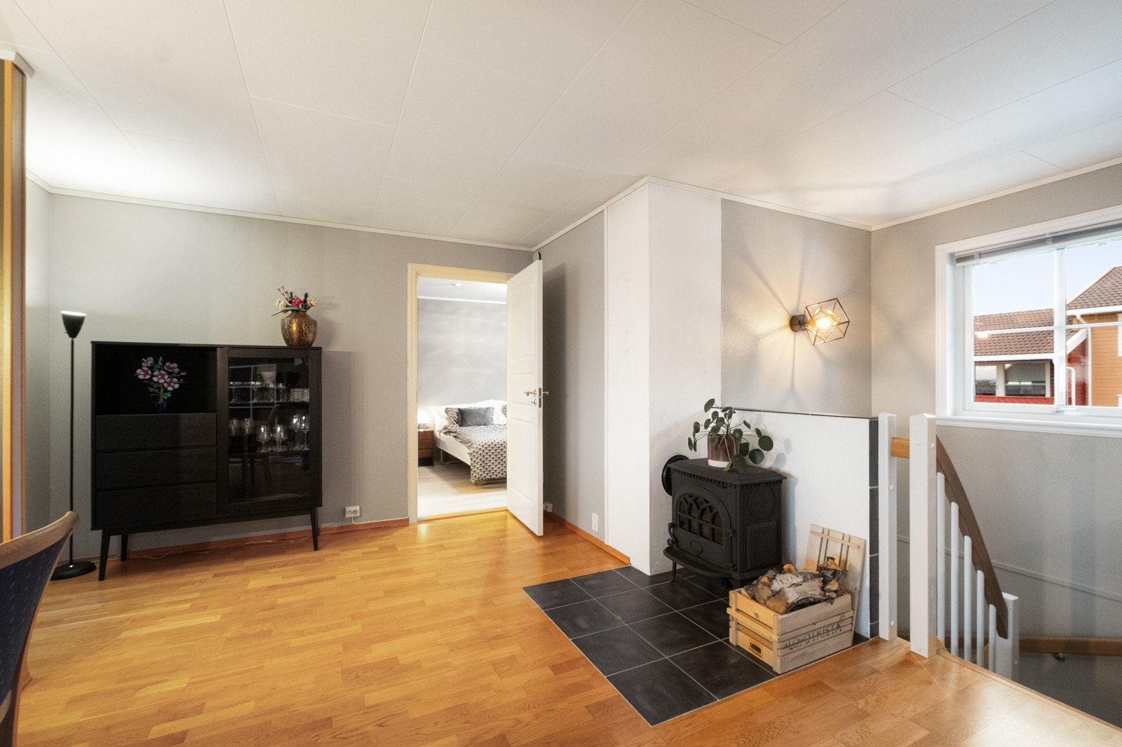 Vedovn gir jevn varme og skaper en effektiv oppvarmingsløsning i stuen. Galleribilde