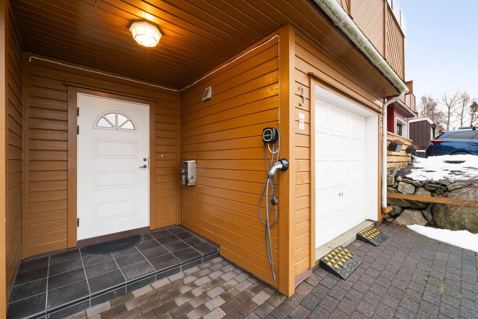 Inngangsparti og garasje, med elbillader montert. Galleribilde