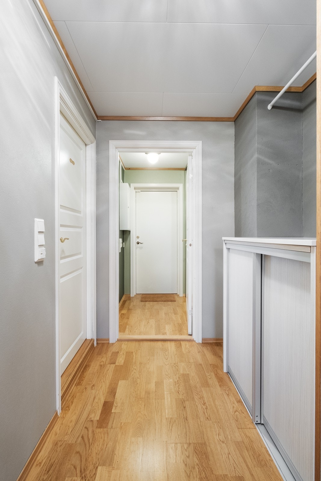 Gang mellom bad, vaskerom og en egen utgang til baksiden av huset. Galleribilde