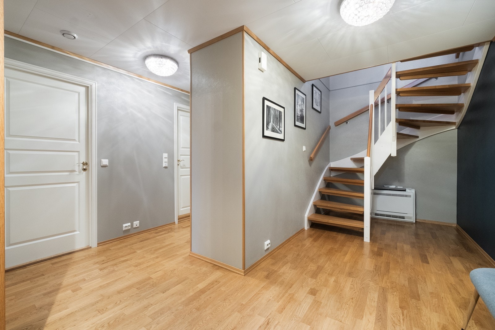 Fra trappen i stue kommer man rett ned i hallen innenfor boligens inngangsparti. Her er det montert varmepumpe under trappen for god fordeling av varme. Galleribilde