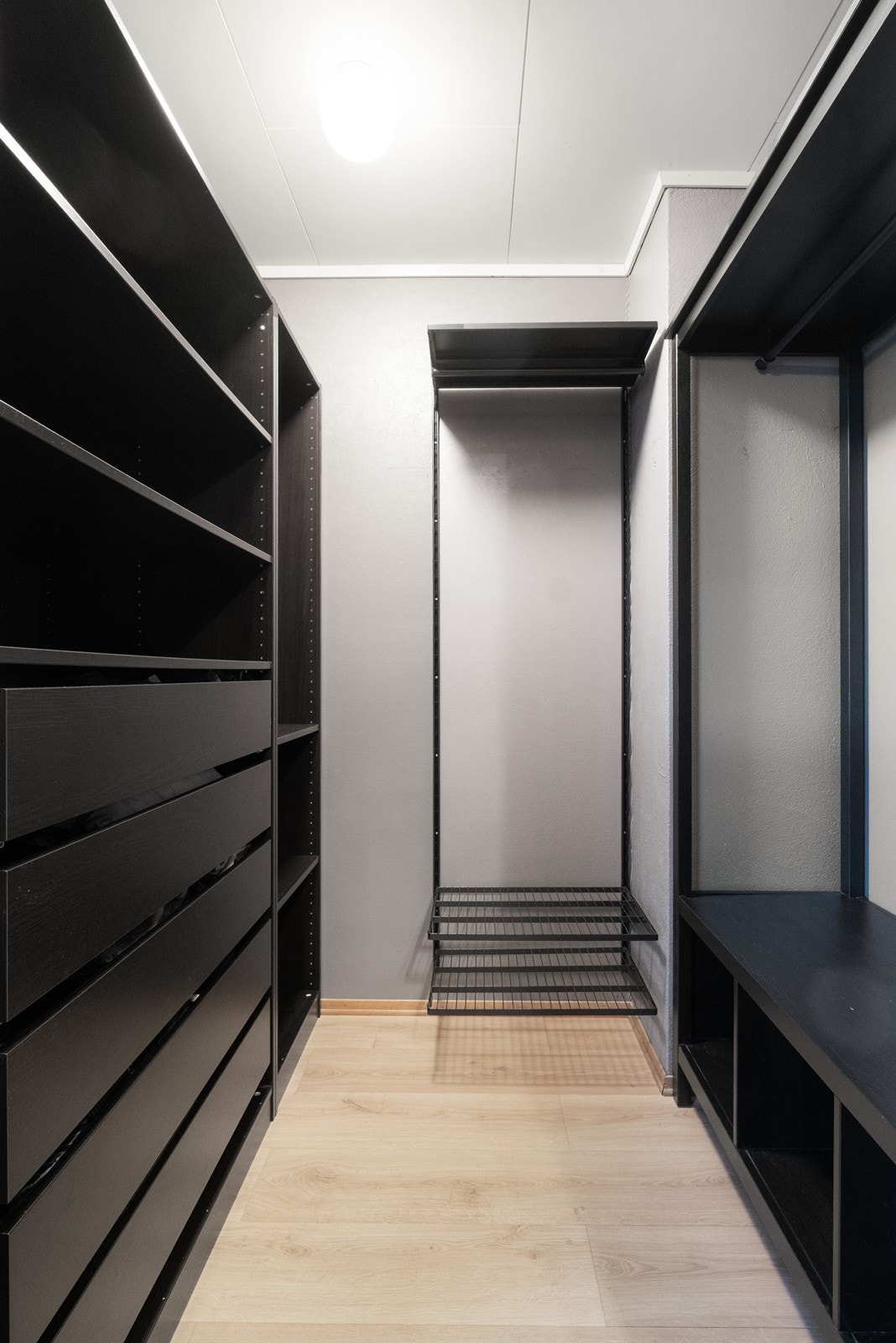 Garderobeløsning med skyvedører gir effektiv oppbevaring. Galleribilde