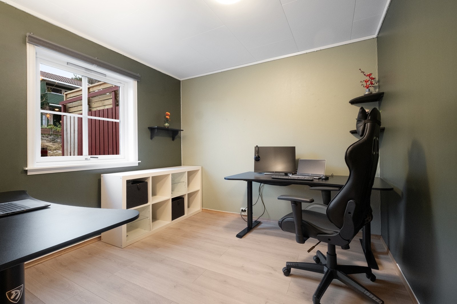 I 1. etg. har man også et stort kontor, hvor man har god plass til arbeidsplass. Vinduet gir godt med dagslys. Galleribilde