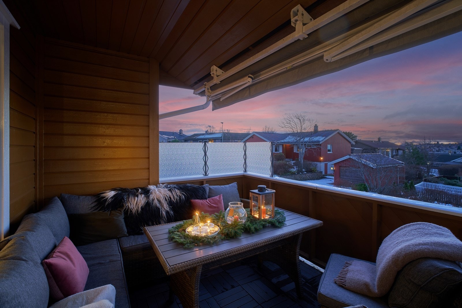 Verandaen er delvis overbygd, og har markise montert, og man kan sitte lunt og tørt og nyte utsikten. Galleribilde