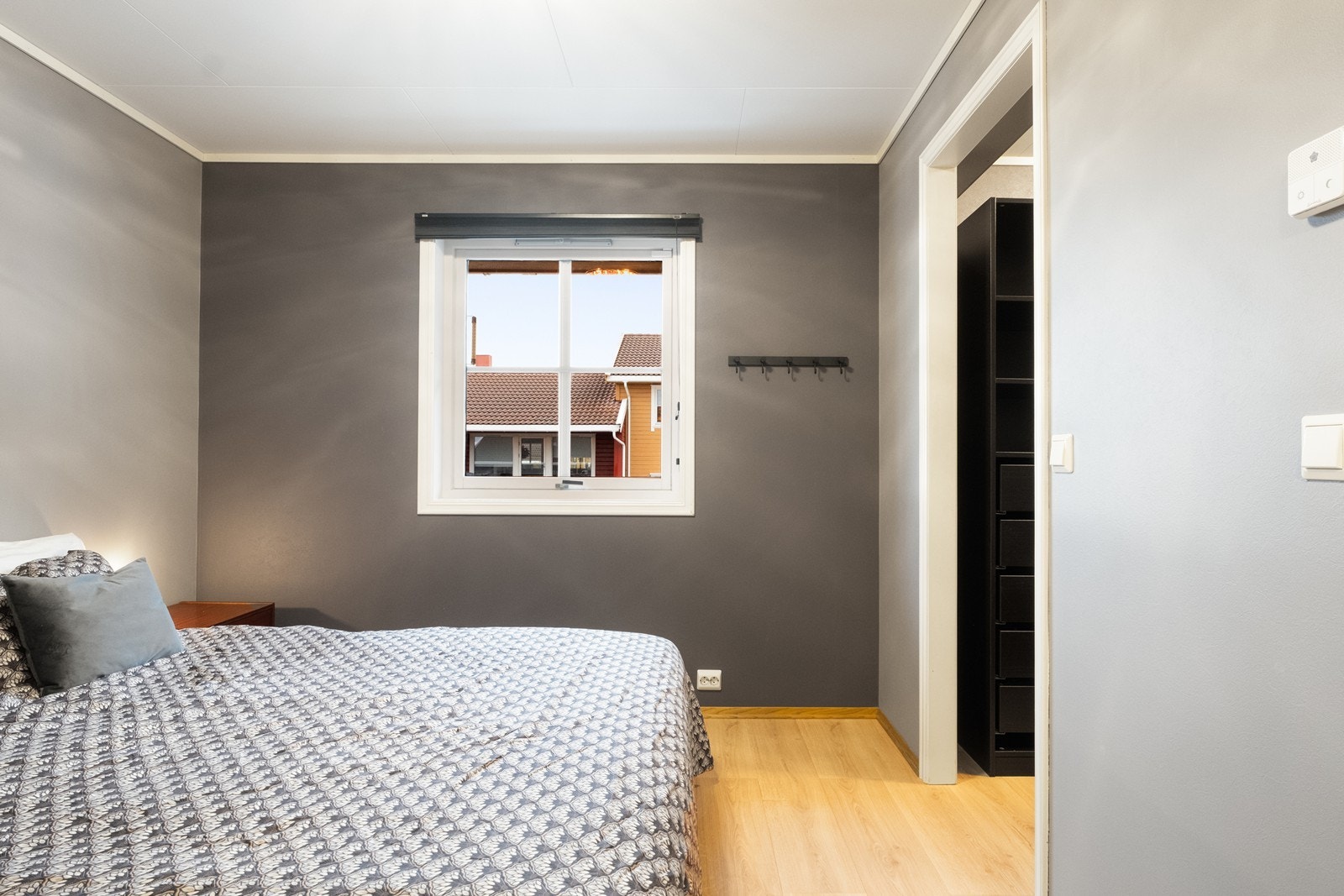 Rommet har direkte tilgang til walk-in closet, med ekstra oppbevaringsplass. Galleribilde