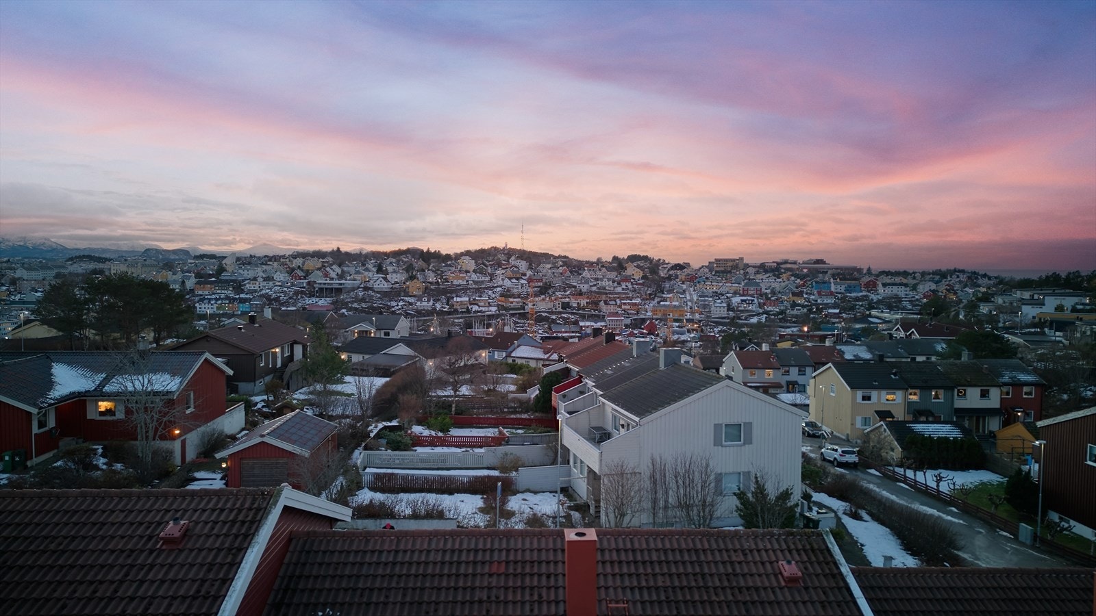 Dronebilde fra like over hustaket på eiendommen. Galleribilde