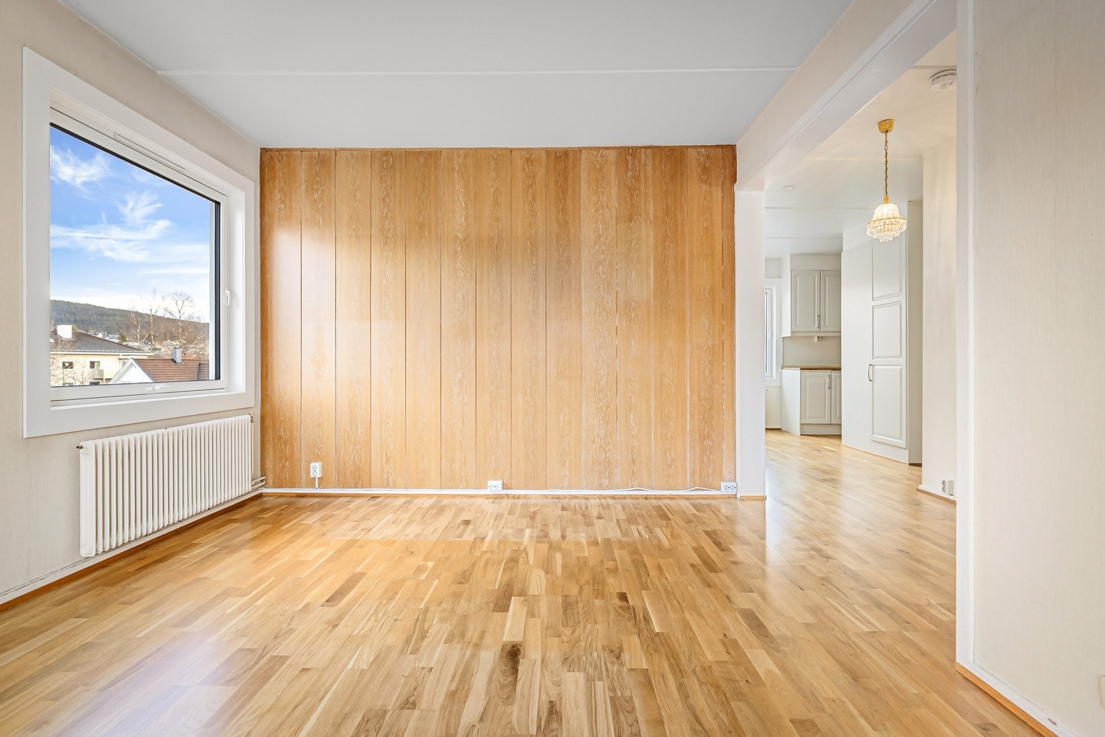 Stuen har god plass til både sofa- og spisebordseksjon. Galleribilde