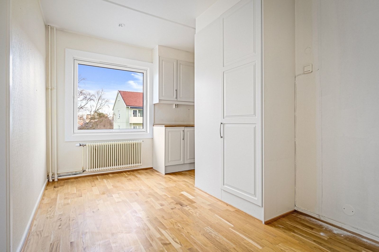 Innredning fra ukjent eksakt årstall med profilerte fronter og benkeplater av laminat og heltre. Galleribilde