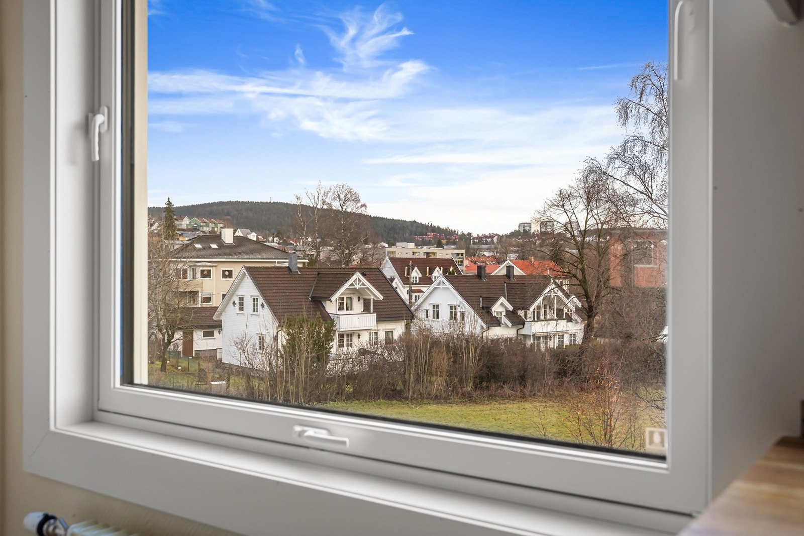 Flott utsikt fra stuen. Leiligheten er endeleilighet og har ett ekstra vindu i stuen ut mot hyggelig omgivelser. Galleribilde