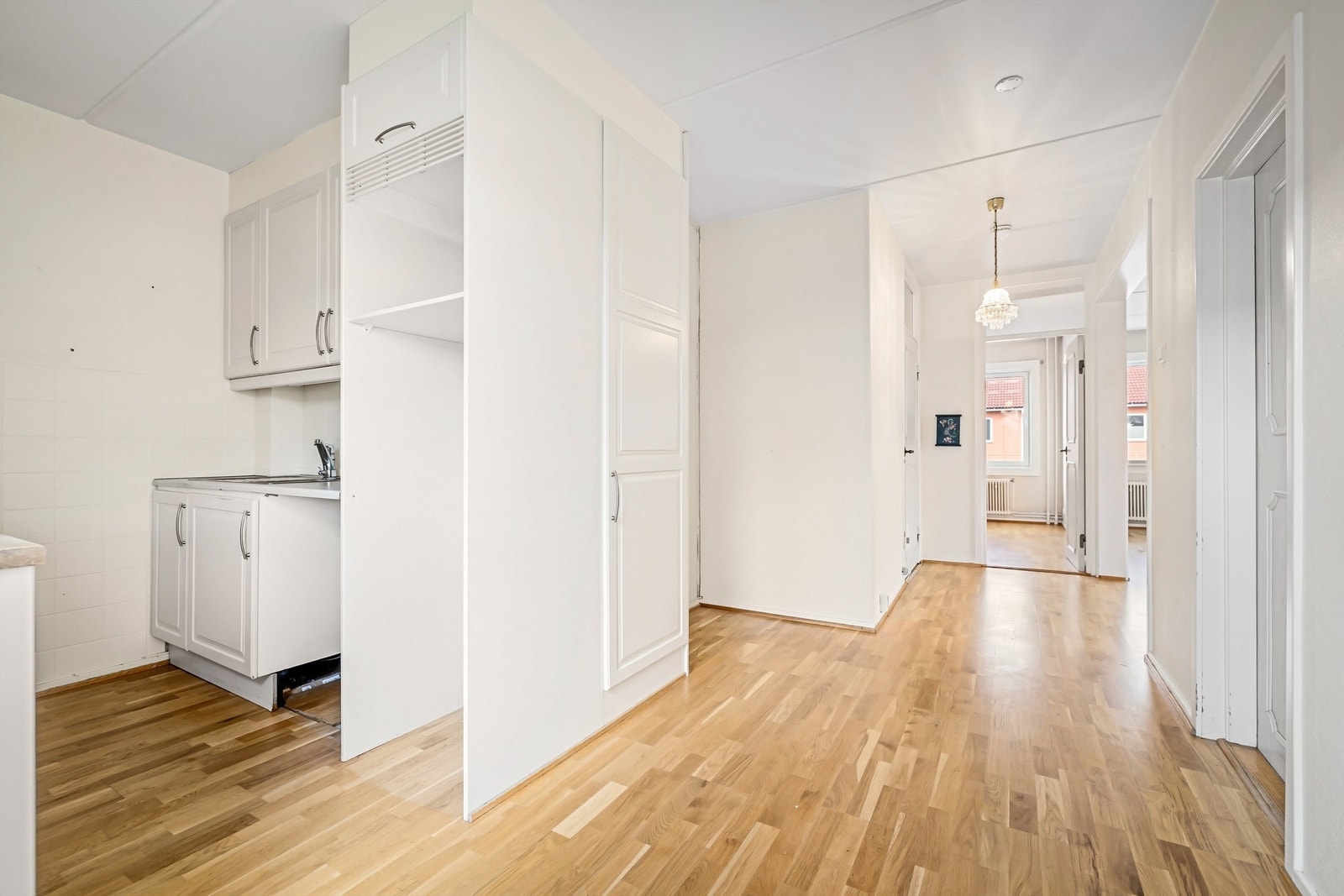 Kjøkken med delvis åpen løsning mot stue. Nedfelt oppvaskkum med ett-greps armatur. Galleribilde