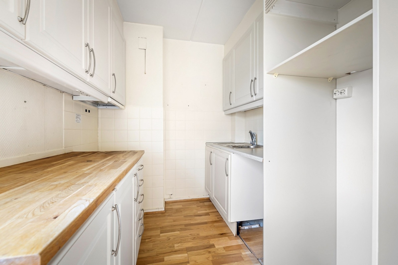 Benkeskapsbelysning og stikkontakt under overskap. Ventilator med mekanisk avtrekk og utkast i yttervegg. Galleribilde