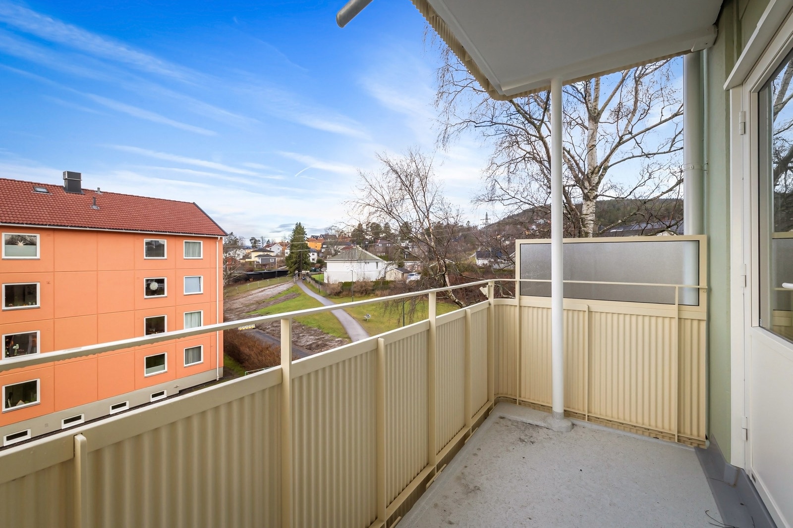 Balkong i betongkonstruksjoner med rekkverk av metall og glass. Gulvflate av overflatebehandlet betong. Galleribilde