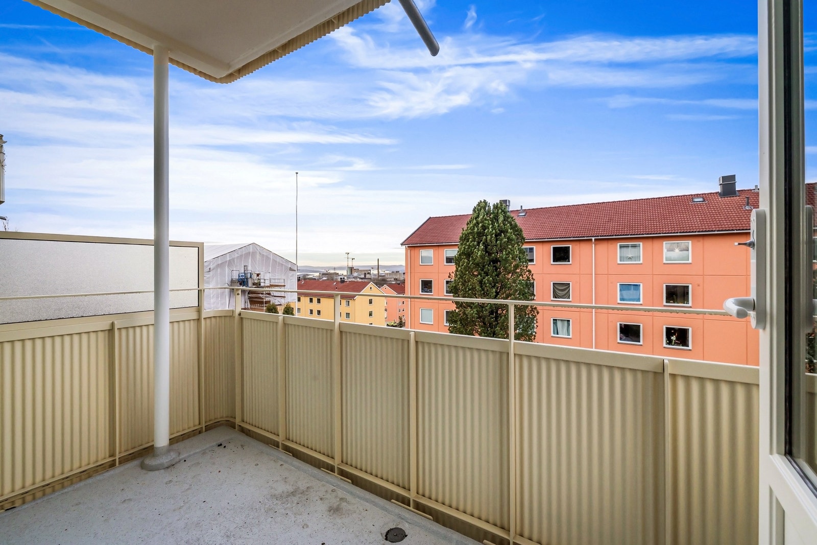 Flott vestvendt balkong med fin utsikt mot Oslofjorden. Galleribilde