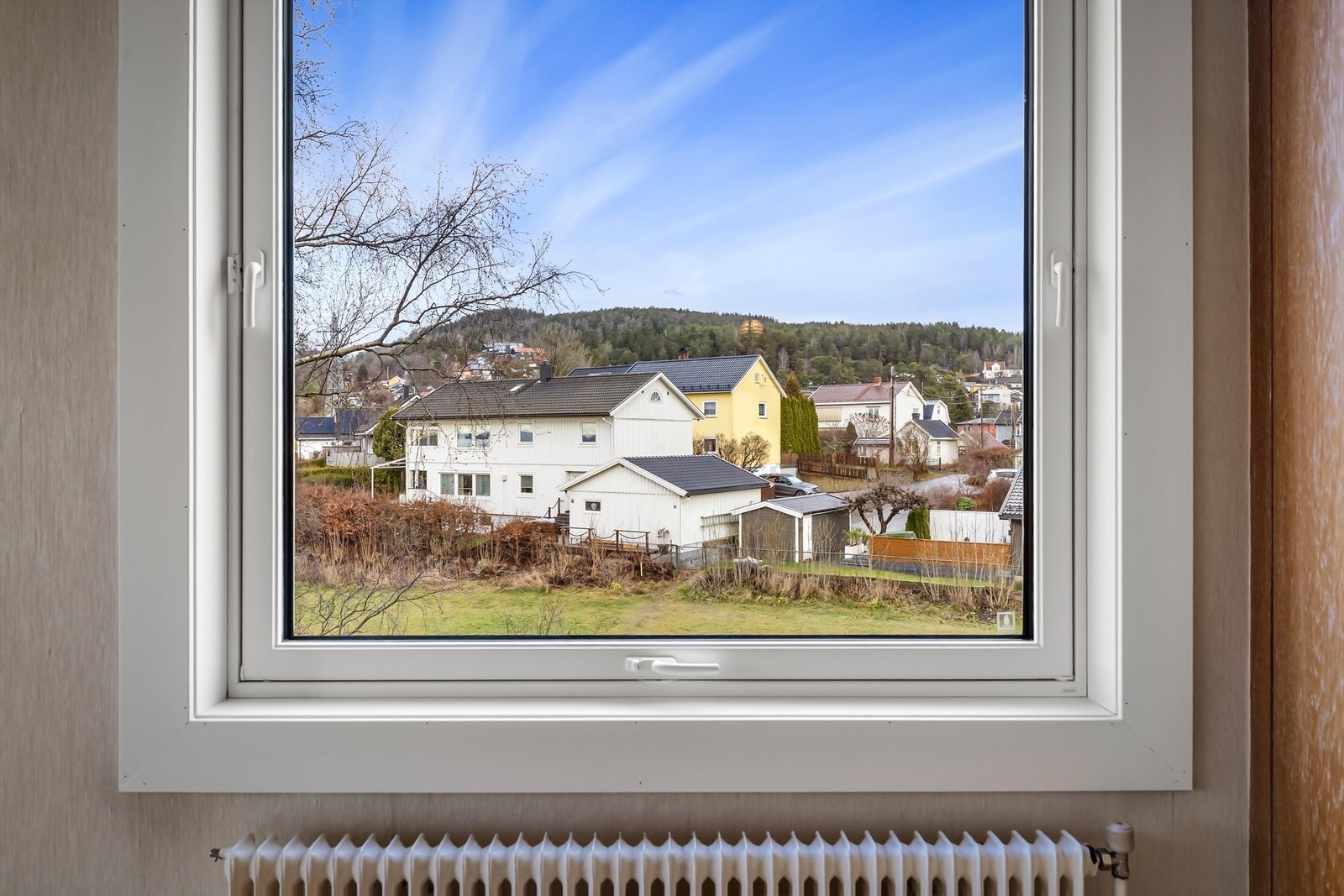 Vinduer med karmer av tre, og tre-lags glass fra 2025. Galleribilde