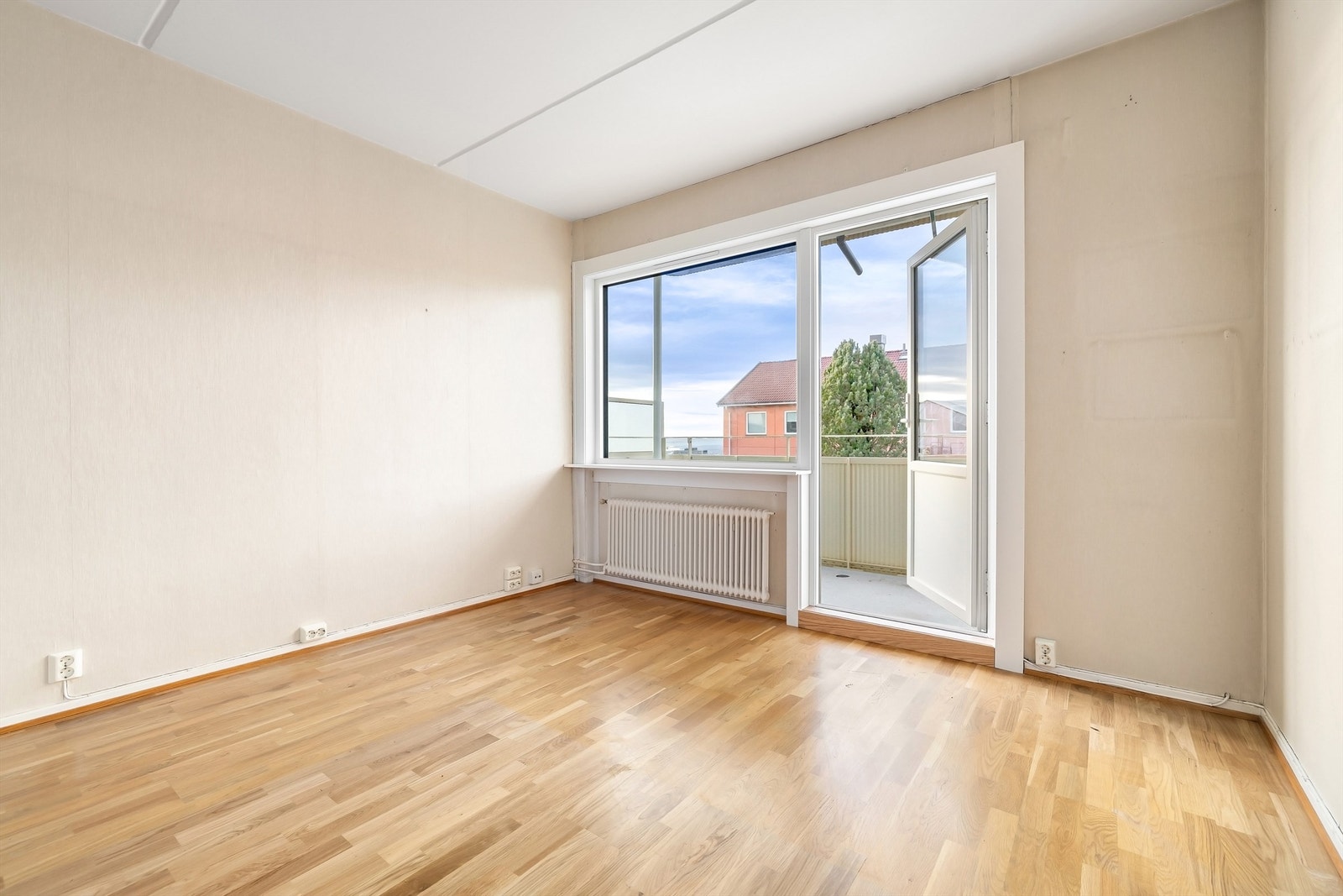 Leiligheten har nye vinduer og balkongdør i 2025. Galleribilde