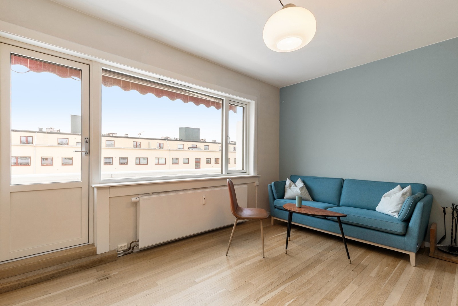 Romslig stue med peis og utgang til balkong. Galleribilde