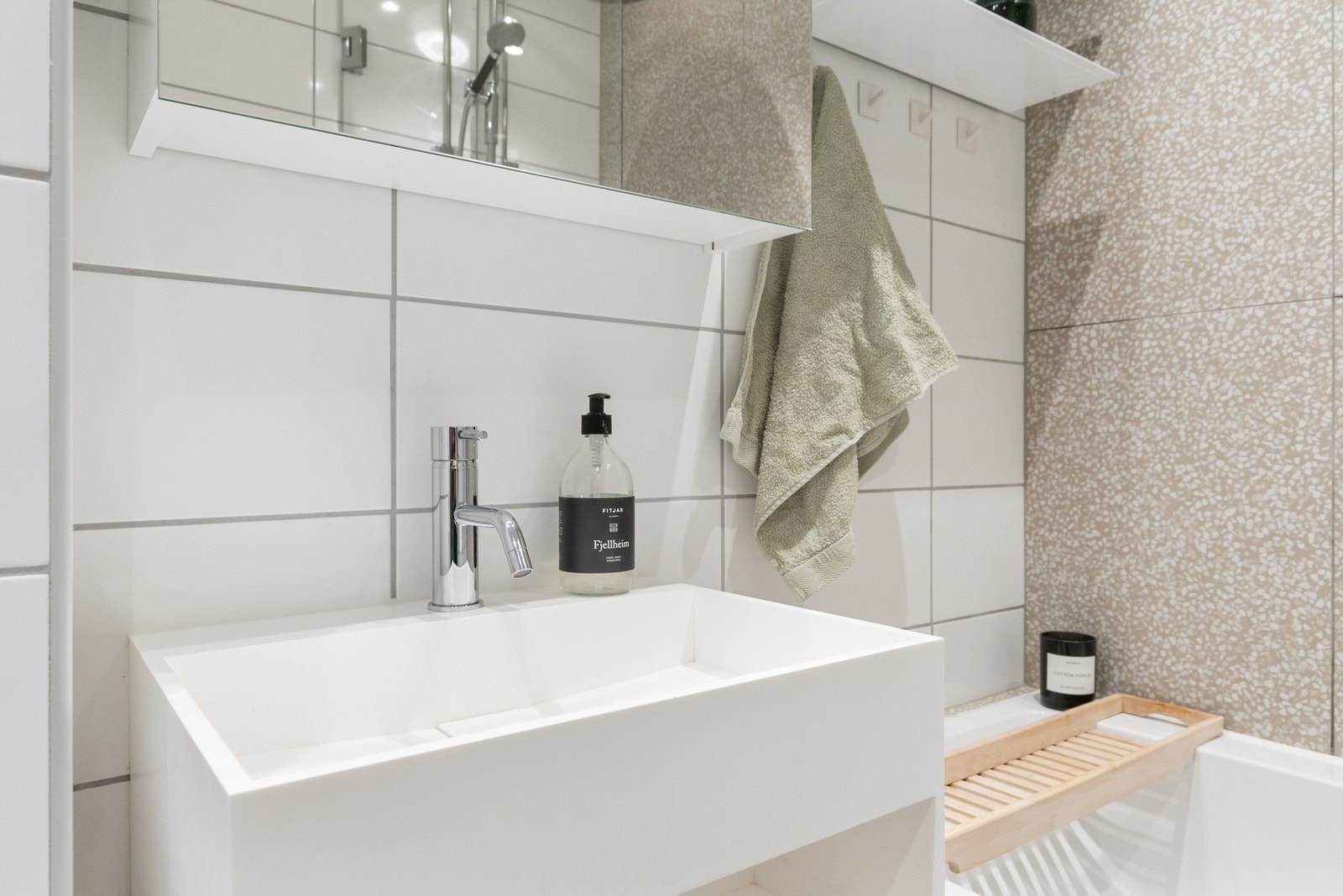 Moderne og praktisk baderom med badekar Galleribilde