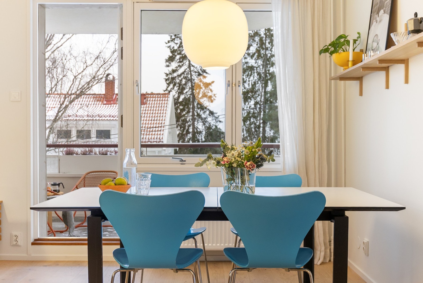 Vindusflater mot sydvest som slipper inn godt med dagslys Galleribilde