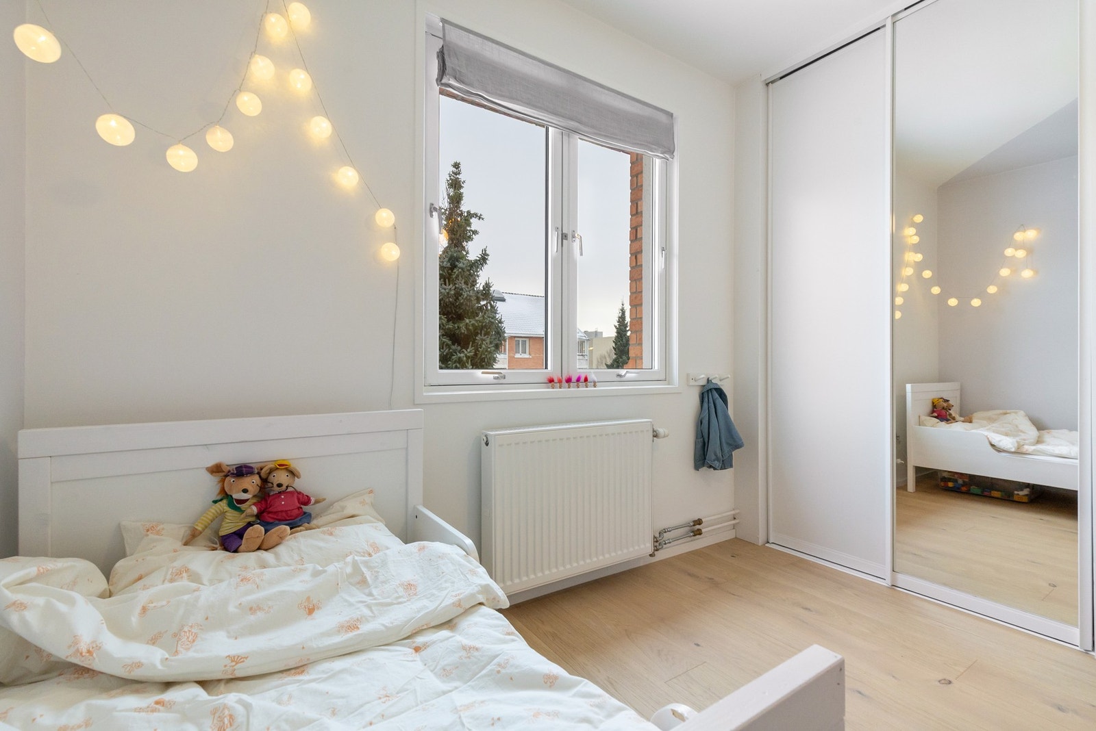 Dette rommet har også praktisk skyvedørsgarderobe Galleribilde