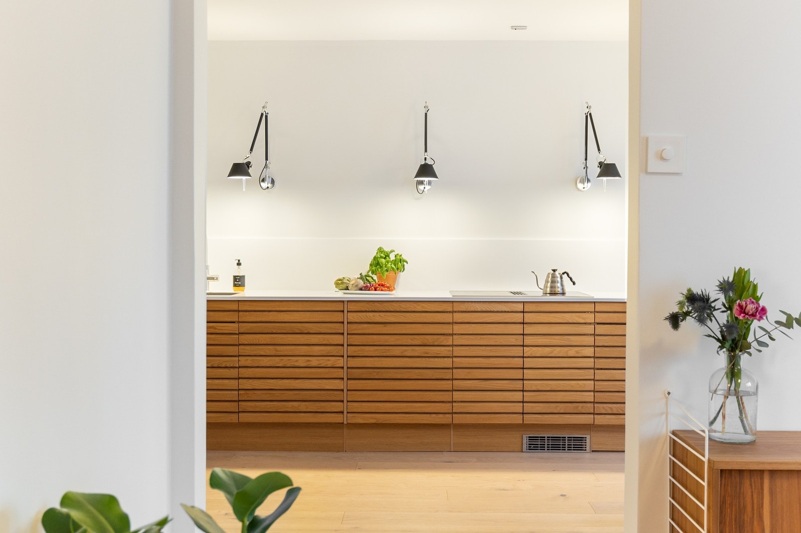 I kjøkkeninnredningen er det også opplegg for vaskemaskin Galleribilde