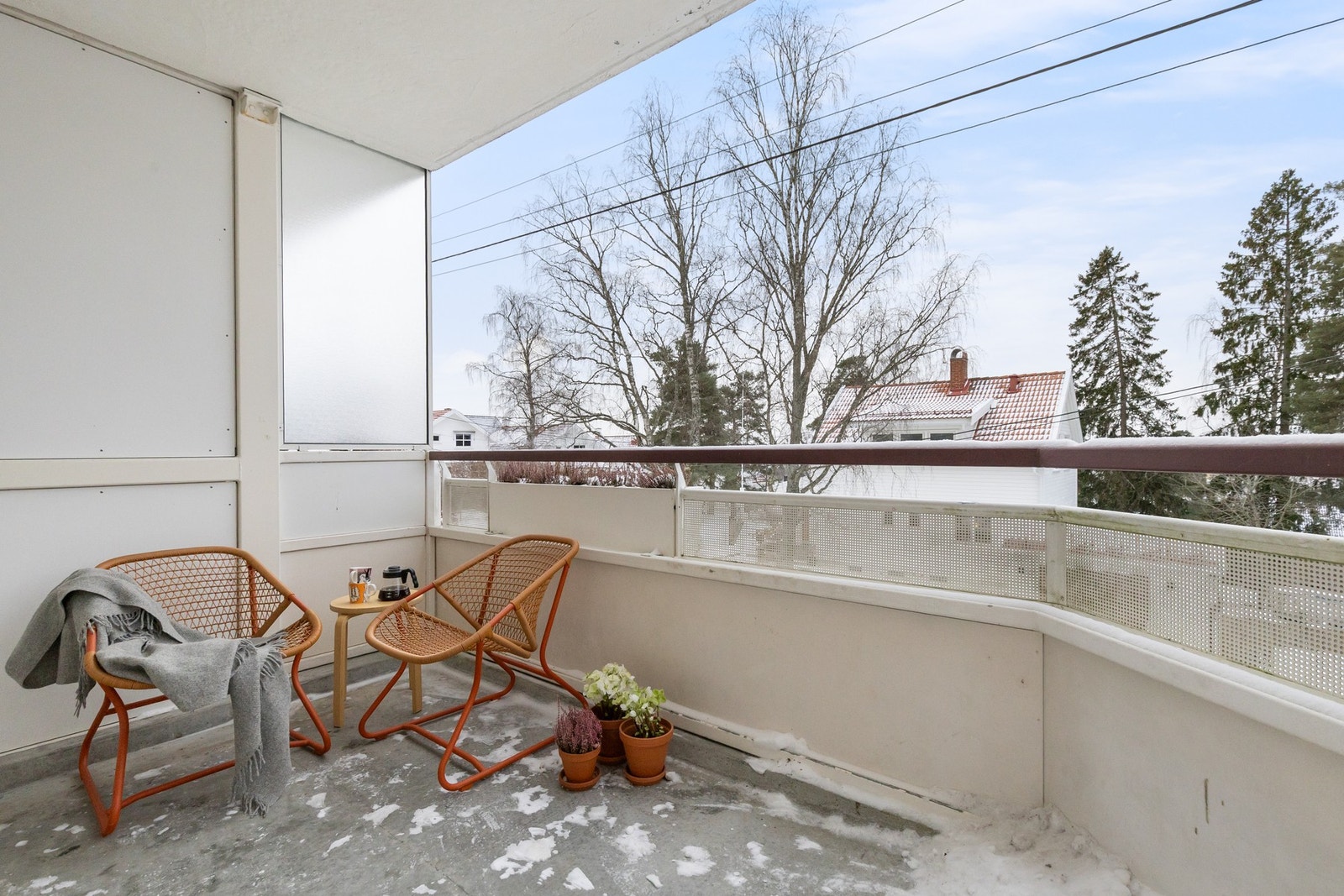 Sydvestvendt balkong med flott utsyn mot villabebyggelse Galleribilde