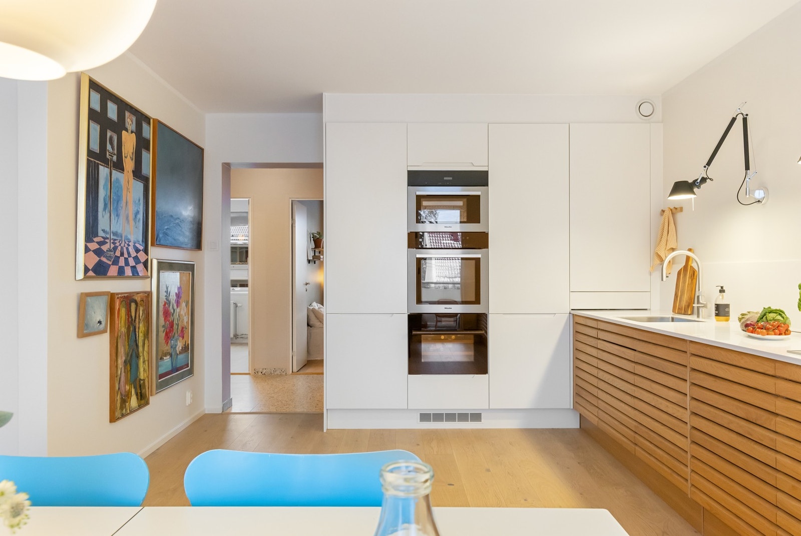 Velutstyrt innredning med hvitevarer i god kvalitet fra Miele. Det er også integrert vinskap fra Temptech Galleribilde