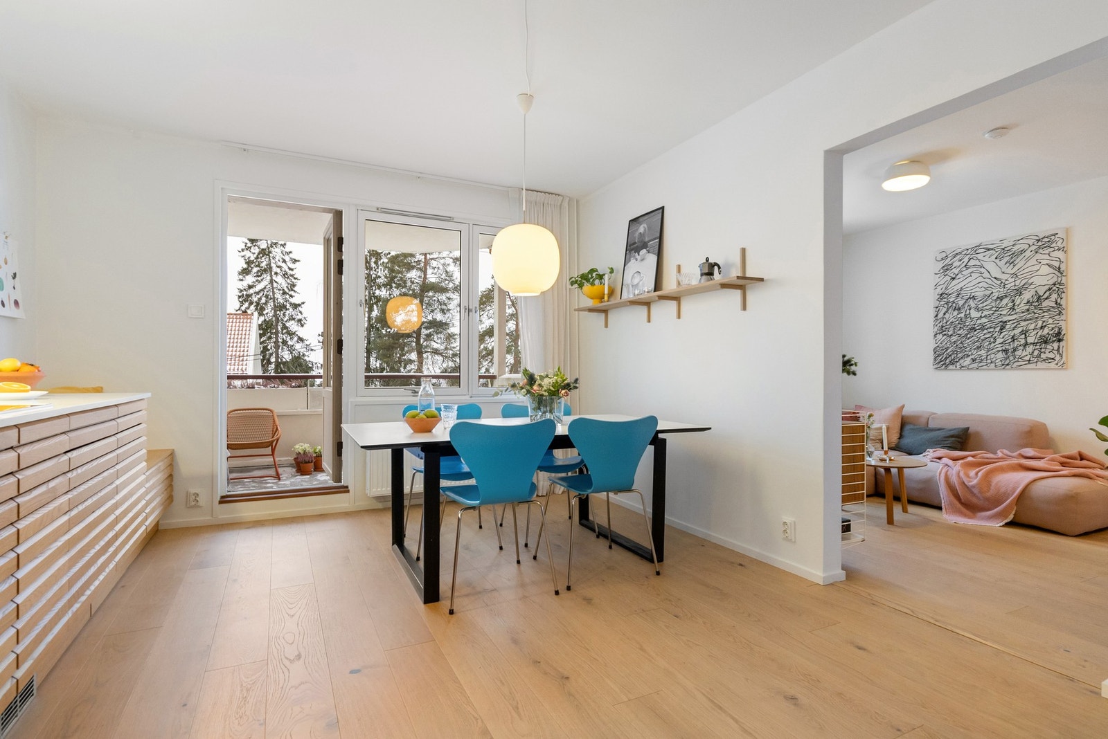 På kjøkkenet er det god plass til langbord og mange gjester Galleribilde