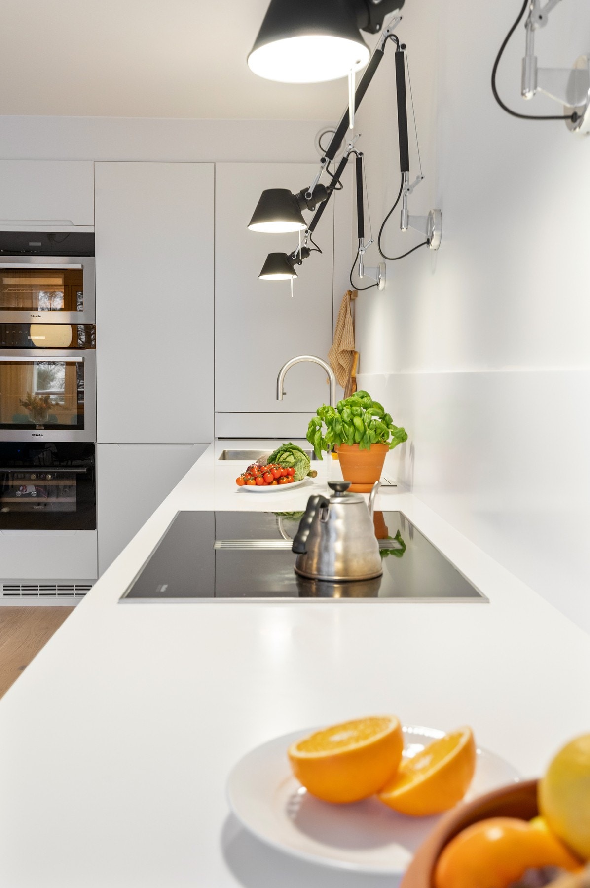 Benkeplate i Silestone med underlimt oppvaskkum og kjøkkenarmatur med Quooker Galleribilde