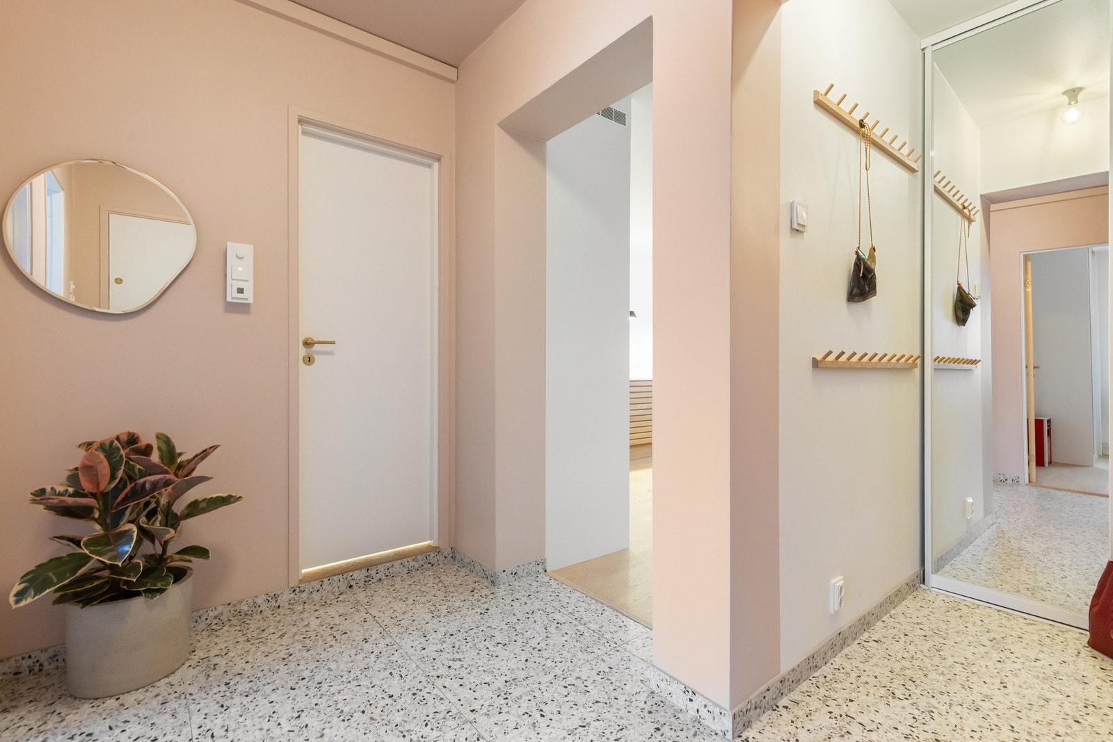 Innbydende og praktisk entré som gir et godt førsteinntrykk av leiligheten Galleribilde