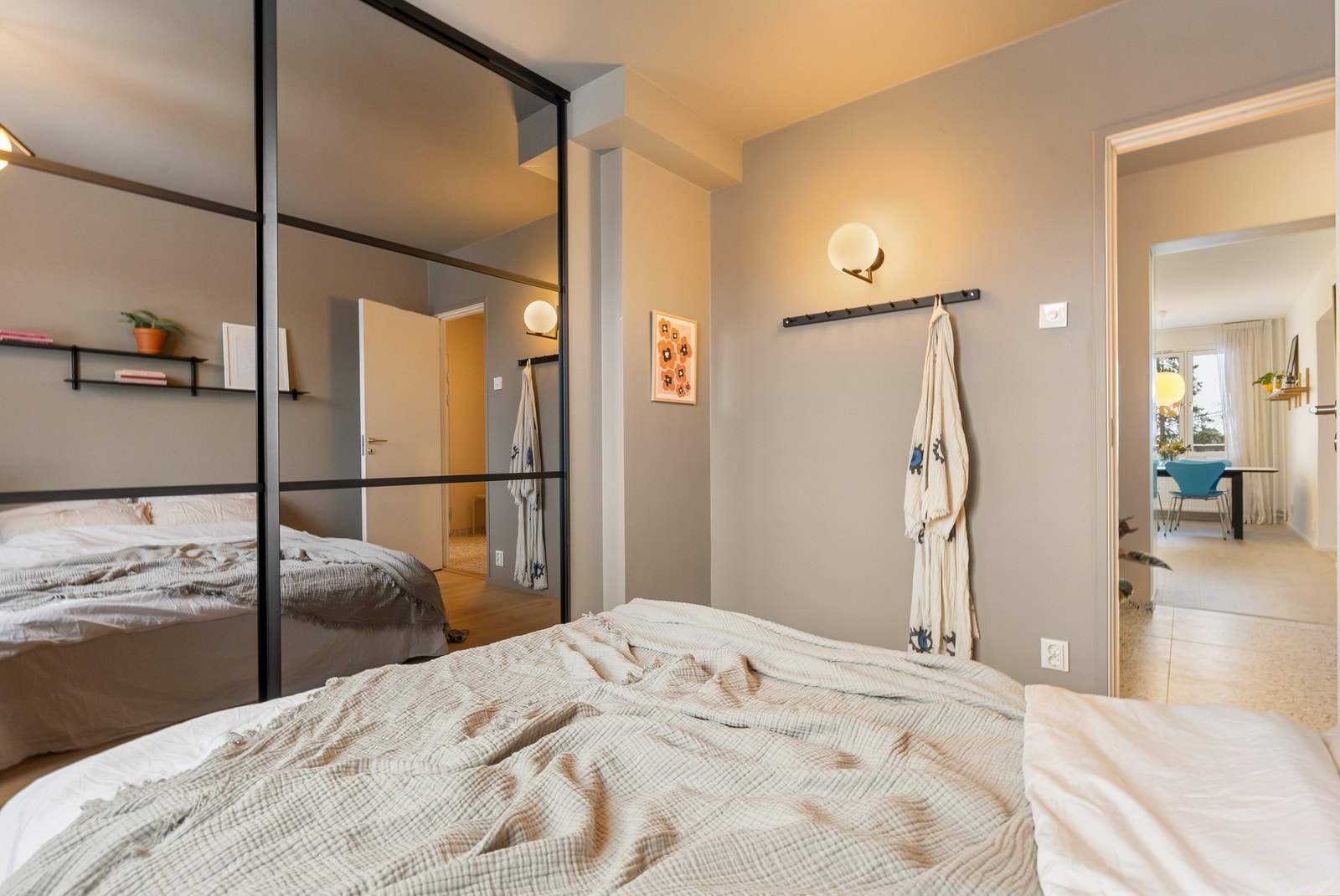 Soverom med skyvedørsgarderobe levert av Garderobemekka og plass for dobbeltseng Galleribilde